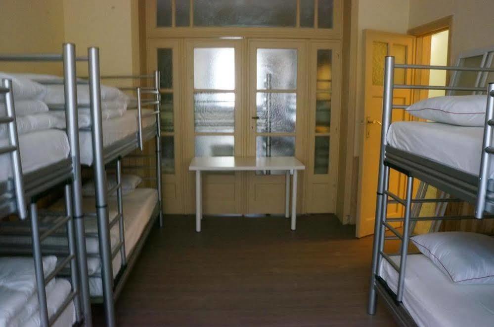 Es Hostel Saint-Gilles Extérieur photo